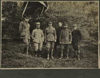 William Lawrence Bragg und Harold Roper Robinson mit anderen, Vogesen, 1915