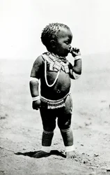 Zulu-Mädchen saugt am ersten Finger