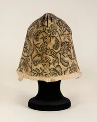 Eine feine Schwarzstickerei-Haube, 1620-40