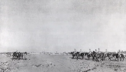 Eine Patrouille der 14. Husaren mit dem kommandierenden Offizier Oberstleutnant R.W. Hewitt DSO nähert sich zur Kapitulation der Türken bei der Kapitulation von Kazimain, 11. März 1917, veröffentlicht ca. 1918 (Fotolitho)