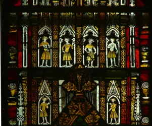 Ein Fenster in der Marienkapelle, Darstellung von Baldachinfiguren