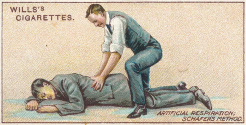 Künstliche Beatmung, Schafers Methode, Nr. 25 aus der Erste-Hilfe-Serie von Willss Zigarettenkarten, 1913