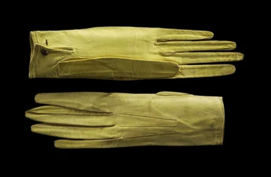 Hellgelbe handgelenklange Handschuhe, ca. 1820