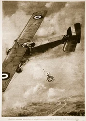 Britischer Flieger wirft einen Kranz auf das Grab eines Kameraden in den deutschen Linien, 1914-19