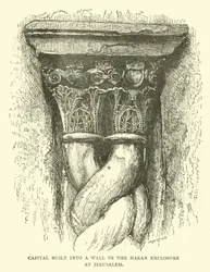 Kapitel in eine Mauer im Haran-Gehäuse in Jerusalem eingebaut