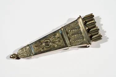 Kasten mit Zierpfeilen