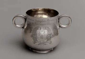 Becher mit großem Bauch und dickem gegossenem Rand, und ein Paar Ochsenaugen-Griffe