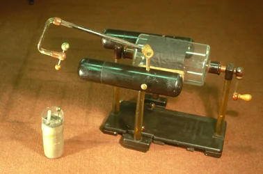 Zylindrische elektrostatische Maschine, mit Leydener Flasche (Mahagoni, Messing & Glas)
