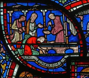 Detail aus dem Wunderfenster, das die Geschichte von Richard Sunieve darstellt