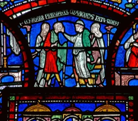 Detail aus dem Wunderfenster, das die Geschichte von Richard Sunieve darstellt