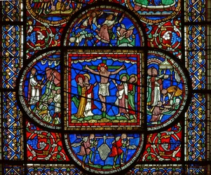 Detail aus dem Ostfenster der Dreifaltigkeitskapelle mit der Kreuzigung und vier umliegenden Tafeln