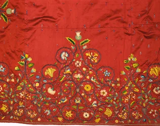 Detail eines wichtigen Rocks oder Unterrocks aus roter Seide, der angeblich von Maria Stuart für Königin Elisabeth I. bestickt wurde, während sie in Hardwick gefangen war