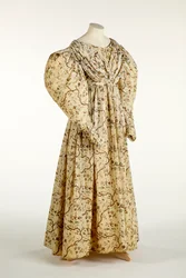 Kleid mit Blumen- und Astmuster auf cremefarbenem Gewebe mit Gittermuster, ca. 1830-35