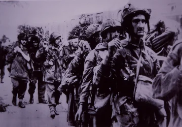 Erschöpfte britische Fallschirmjäger von den Deutschen gefangen genommen, Schlacht um Arnheim
