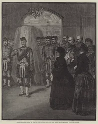 Beerdigung des Herzogs von Albany, die Königin empfängt den Leichnam am Bahnhof Windsor (Gravur)