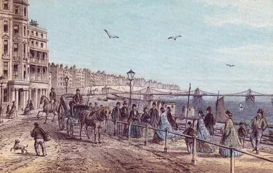 Allgemeine Ansicht der Menschen auf der Promenade in Brighton