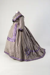 Graues Kleid aus Seidentaft, besetzt mit schwarzer Spitze und violettem Seidensatin