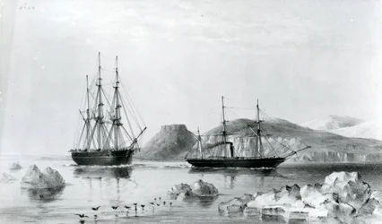 HMS Assistance im Schlepptau von Pioneer passiert John Harrow Mount, North Wellington Channel im Jahr 1853