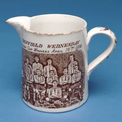 Krug dekoriert mit dem Sheffield Wednesday Team, 1896 (Keramik)