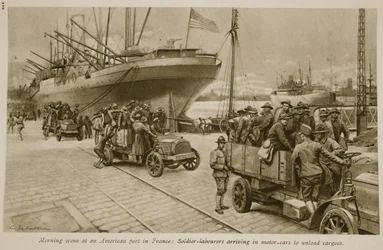 Morgenszene in einem amerikanischen Hafen in Frankreich: Soldatenarbeiter kommen in Autos an, um Fracht zu entladen, 1914-19
