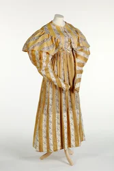 Musselinkleid mit abstraktem mauvefarbenem Muster, gedruckt innerhalb eines gelben und weißen vertikalen Streifenmusters, ca. 1820-30