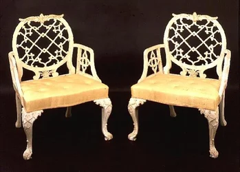 Paar bemalte und geschnitzte Armstühle, George III, spätes 18. Jahrhundert