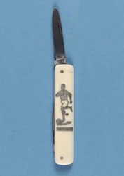 Taschenmesser mit Darstellung eines Fußballspielers