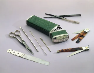 Taschenetui mit chirurgischen Instrumenten für kleinere Operationen