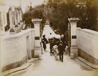 Königin Victoria (1819-1901) am Tor der Villa Liserb, Südfrankreich