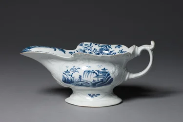Sauciere, möglicherweise hergestellt von der Worcester Porzellanmanufaktur oder der Bristol Porzellanmanufaktur, um 1752