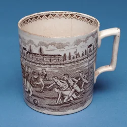 Staffordshire-Pintkrug mit Sepia-Transfer eines Fußballspiels (Keramik)