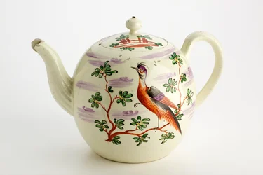 Staffordshire Teekanne dekoriert mit exotischem Vogel und Gebäude zwischen Bäumen, ca. 1765-75