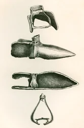 Steigbügel und Sollerets, aus Die britische Armee: Ihre Ursprünge, Fortschritte und Ausrüstung, veröffentlicht 1868.
