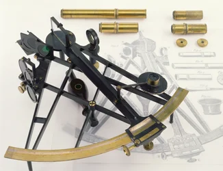 Zehn-Zoll-Sextant, wahrscheinlich von George Adams, signiert vom Händler William Healer (Messing mit original oxidierter Oberfläche)