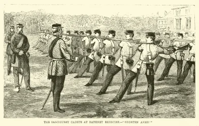 Die Sandhurst-Kadetten bei der Bajonettübung, Waffen verkürzen!