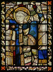 Das Ostfenster, das einen fragmentarischen heiligen Stephanus darstellt