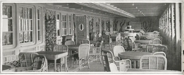 Das prächtige Pariser Café auf der Titanic, mit Gitterwerk und Kletterpflanzen, aus 