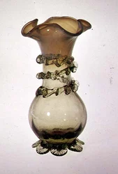 Vase mit aufgebrachter und gezwickter Dekoration, spätes 19. Jahrhundert (Vaselineglas)