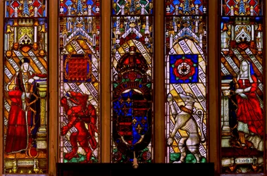 Fenster Ew, Darstellung von Wappen von Heinrich VII. und Elizabeth von York mit Unterstützern