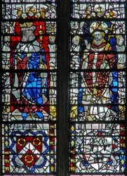 Fenster c17 mit Figuren und Schilden unten