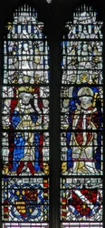 Fenster c17 mit Figuren und Schilden unten