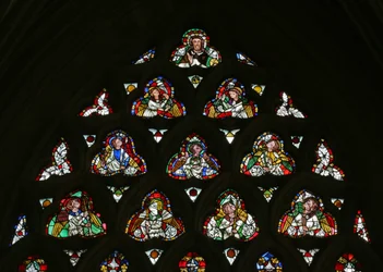 Fenster e-1 mit Christus und Engeln, die die Leidenswerkzeuge tragen