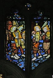 Fenster s1 mit musizierenden Engeln mit Harfen und Crwth (walisische Fiedel)