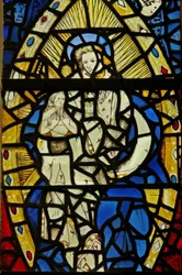 Fenster S2 mit der Frau, bekleidet mit der Sonne und dem Mond unter ihren Füßen, mit dem Knaben im Buch der Offenbarung; mit Edelsteinen aus eingelegtem Glas