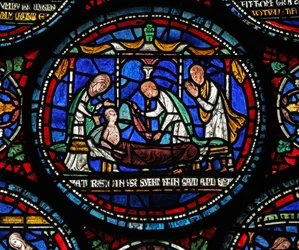 Fenster s6, Szene aus einem St. Thomas Becket Wunderfenster: Cicely von Plumstead(?) sitzt auf ihrer Bahre auf