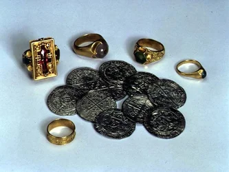 Ringe aus dem Thame-Hort und zehn Silbergroats, gefunden im Fluss Thame, Enddatum 1457