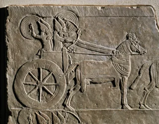 Assyrischer Kriegswagen mit Wagenlenker