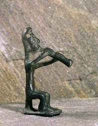 Flötenspieler. Bronzefigur aus Byblos, Libanon