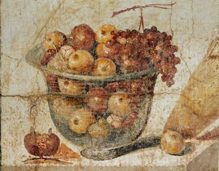 Glasgefäß mit Früchten