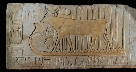 Hathor schützt Amenophis I.